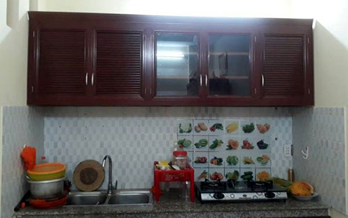 Tủ bếp nhôm kính treo tường vân gỗ