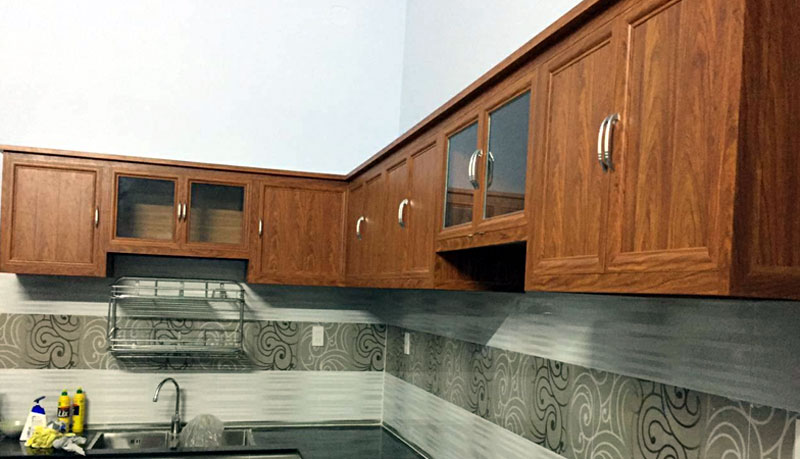 Tủ bếp nhôm kính treo tường màu giả gỗ