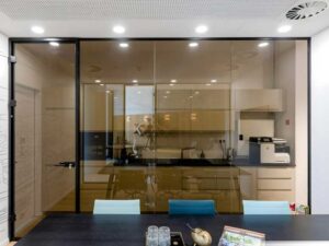 7 Lý do khiến giá kính cường lực màu trà 2026 trở thành xu hướng nội thất thượng lưu