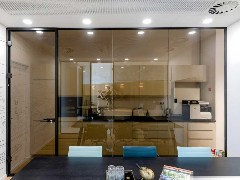 7 Lý do khiến giá kính cường lực màu trà 2026 trở thành xu hướng nội thất thượng lưu