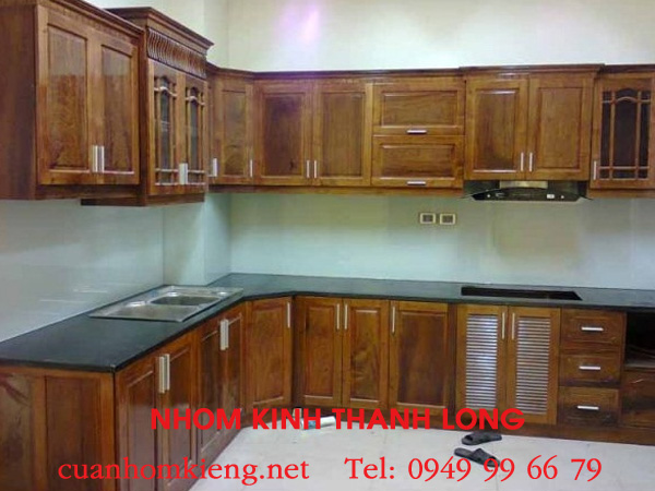 kinh-op-bep-mau-trang-sua