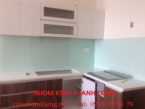 kinh-op-bep-mau-trang-sua