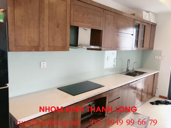 kinh-op-bep-mau-trang-sua