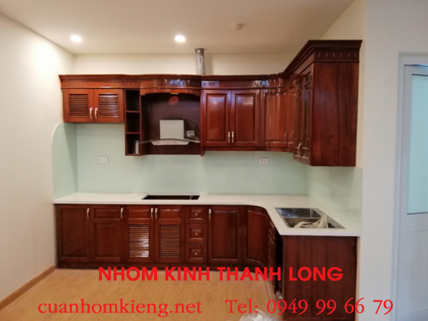 kinh-op-bep-mau-trang-sua