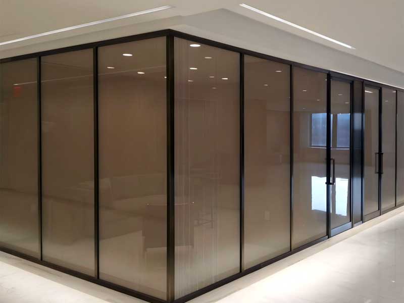 Lắp đặt vách kính màu trà 2026 sang trọng và lịch sự