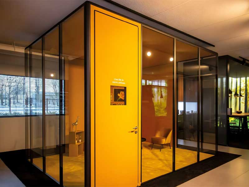 Vách ngăn kính màu trà xen lẫn vẻ đẹp cổ điển