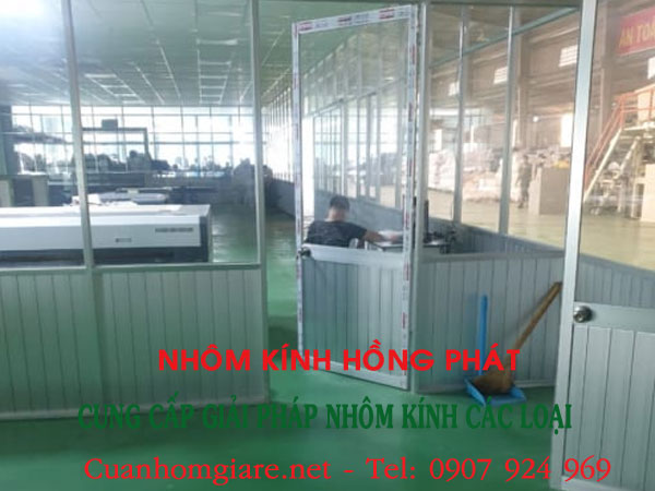 vach-nhom-kinh-mau-trang