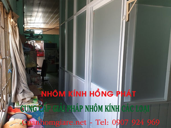 vach-nhom-kinh-mau-trang