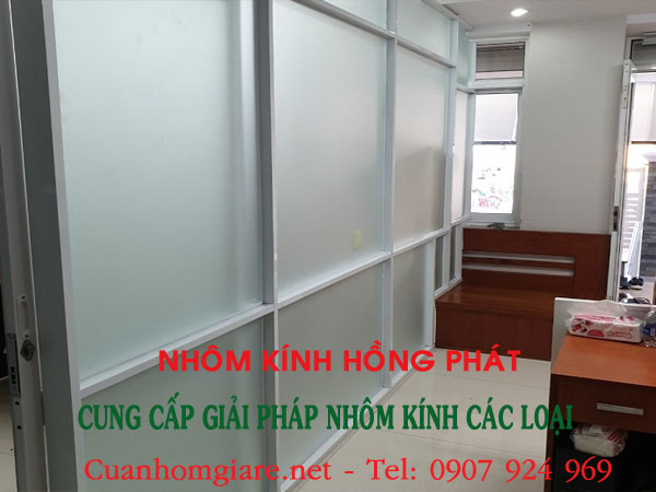 vach-nhom-kinh-mau-trang