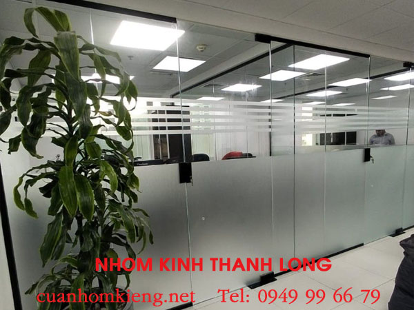 vach-ngan-nhom-kinh-mo