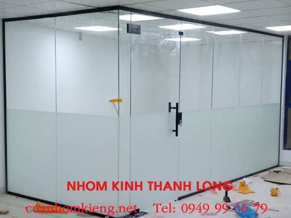 vach-ngan-nhom-kinh-mo