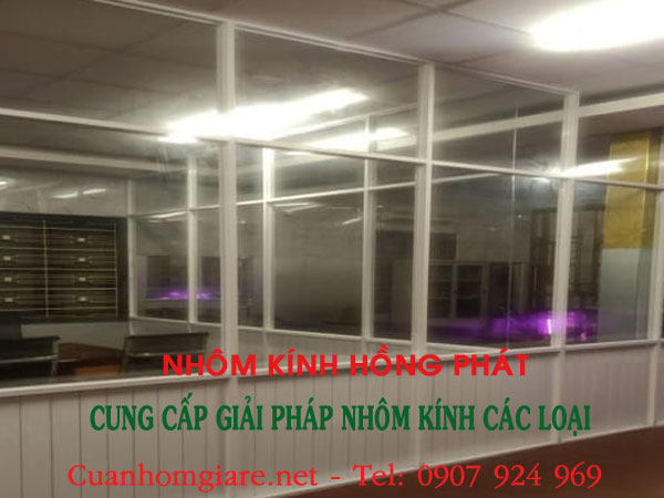vach-nhom-kinh-co-dinh
