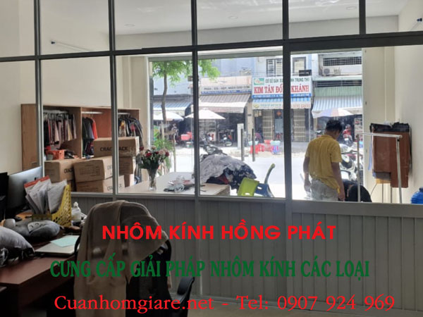 gia-vach-ngan-nhom-kinh-cua-lua